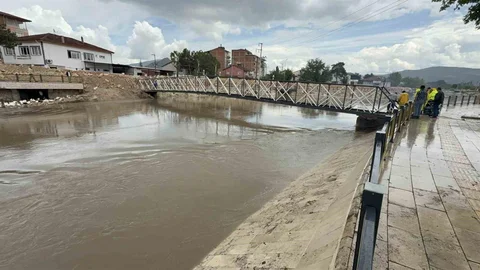 Turhal'da Taşkın Riski Nedeniyle Köprüler Yıkılıyor