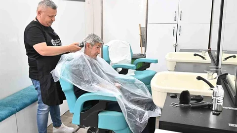 Mobil Kuaför Huzurevi'nde Tıraş Hizmeti Verdi