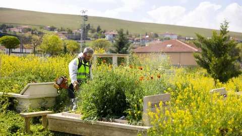 Gölbaşı'nda Mezarlık Temizliği Yapıldı
