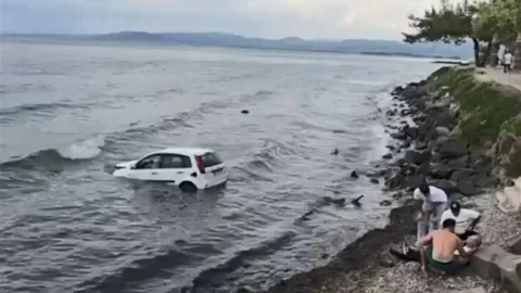 Kuşadası'nda Otomobil Denize Düştü