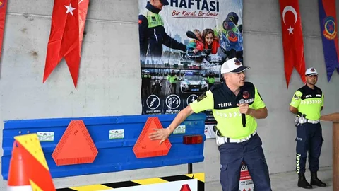 Demirci’de Reflektör Dağıtımı Yapıldı