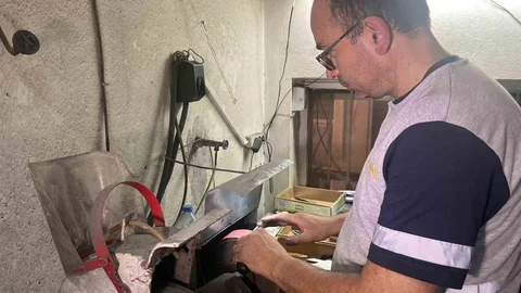 İzmir'de Görme Engelli Bıçak Ustası Çalışıyor