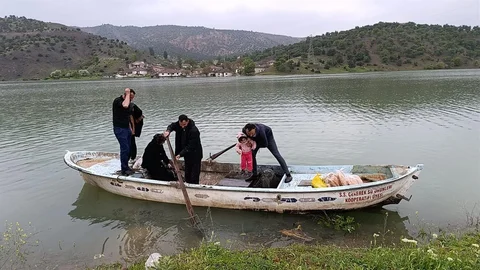 Yozgat'ta Sular Altında Kalan Köye Kayıkla Ulaşıldı