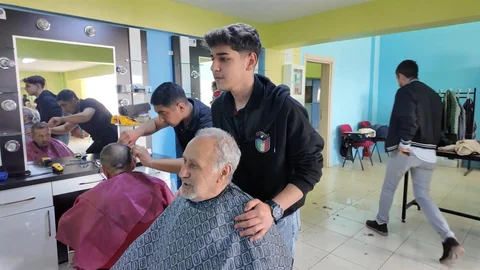 Öğrencilerden Yaşlılara Bayram Tıraşı