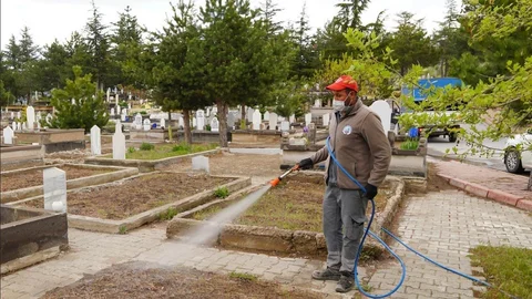 Melikgazi Mezarlıkları Bayrama Hazırlanıyor