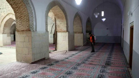 Elazığ'da Camiler Bayram İçin Temizleniyor