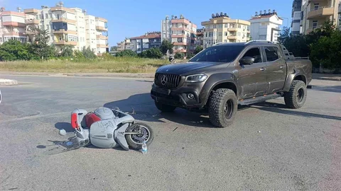 Kamyonet ile Motosiklet Çarpıştı Antalya'da Yaralı Var