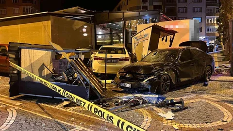 Tekirdağ'da Otomobil Durağa Çarptı