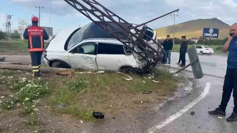 Elazığ'da Yüksek Gerilim Direğine Çarpan Araçta 4 Yaralı