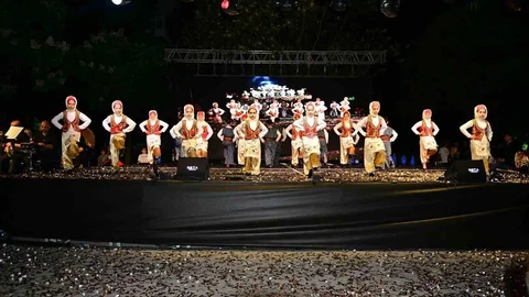 Renkli Halk Oyunları Şenliği Antalya'da Gerçekleşti