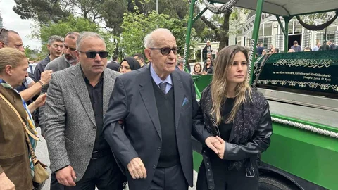Şenes Erzik'in Eşi Toprağa Verildi