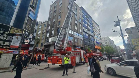 Elazığ'da İş Merkezinde Yangın Çıktı