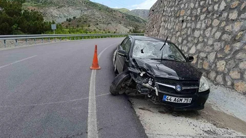 Kontrolden Çıkan Araç Bariyerlere Çarptı