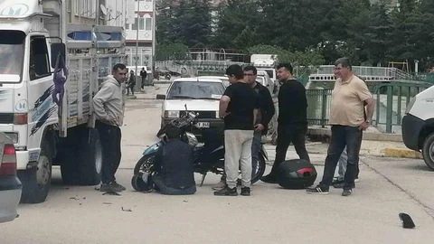 Isparta'da Kamyonet ile Motosiklet Çarpıştı