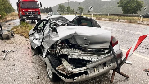 Manisa'da Tır Otomobile Çarptı