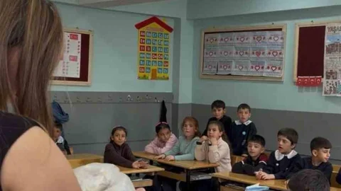 Minik Öğrencilere Bayram Sevinci