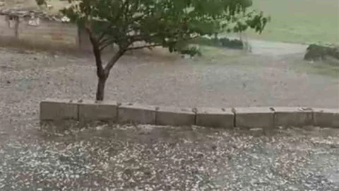 Siverek'te Ceviz Büyüklüğünde Dolu Yağdı