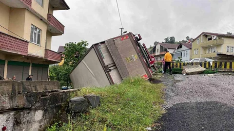 Zonguldak'ta Kamyonet Devrildi, Sürücü Yaralandı