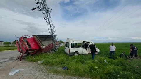 Aksaray'da Minibüs ve Kamyonet Çarpıştı