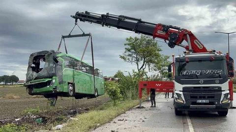 Çanakkale'de Devrilen Tur Otobüsü Kaldırıldı