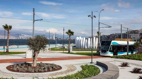 İzmir'de Park Bakım Çalışmaları Yoğunlaştı