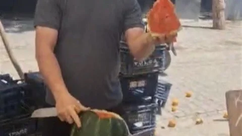 Osmaniye'de Gülümseten Karpuz Kesimi