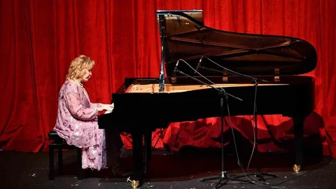 Gülsin Onay Balıkesir'de Sahne Aldı