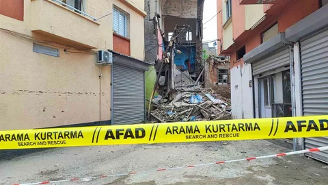 Adana'da Metruk Bina Yıkıldı