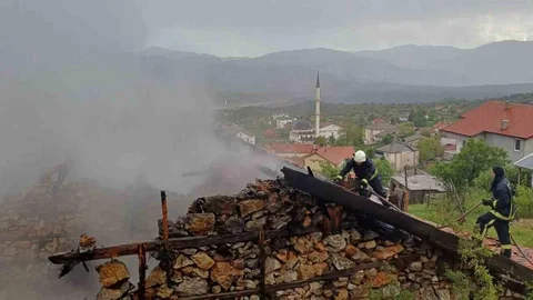 Antalya'da Tarihi Ev Yangında Yok Oldu
