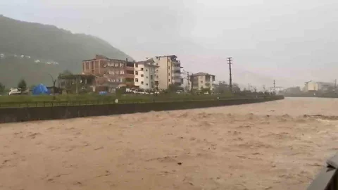 Trabzon Araklı'da Şiddetli Yağış Etkili Oldu