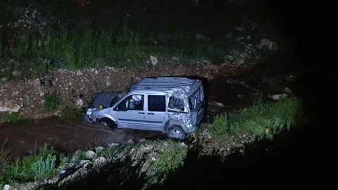 Malatya'da Hafif Ticari Araç Dereye Uçtu