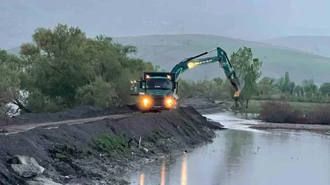 Erzincan'da Karasu Nehri'nde Çalışmalar Devam Ediyor