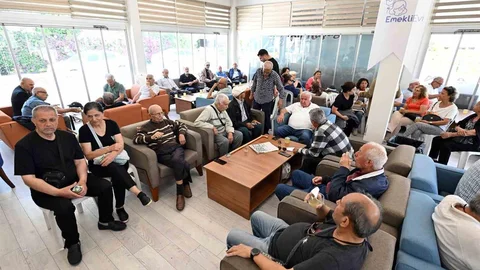 Mersin'de Emekliler Bayram Coşkusunu Paylaştı