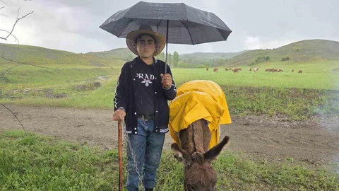 Yozgat'ta Eşeğine Yağmurluk Giydirdi
