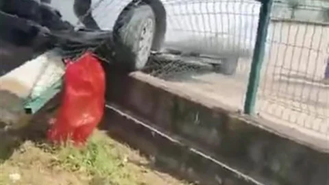 Kontrolden Çıkan Araç Okul Duvarına Çarptı