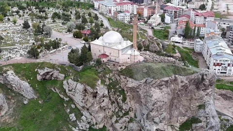 Sivas'ta Türbe Çevresinde Islah Çalışmaları Devam Ediyor