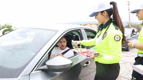 Nevşehir'de Polis Ekiplerinden Tatlı İkramlar
