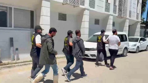 Kendilerini Polis Olarak Tanıtıp Dolandırdılar