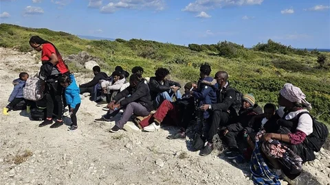 İzmir'de Düzensiz Göçmen Kurtarma Operasyonu