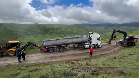Bolu'da Tır ve Kamyonlar Çamura Saplandı
