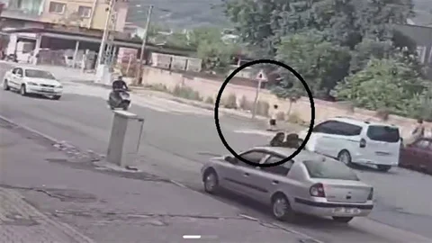 Dalgın Çocuk Araca Çarptı