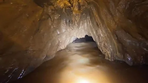 Laos'ta Mağarada Mahsur Kalan Define Avcıları
