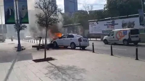 Mecidiyeköy'de Otomobil Yangın Çıkardı