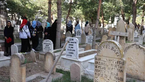 Erzincan'da Terzibaba Mezarlığı'nda Yoğunluk