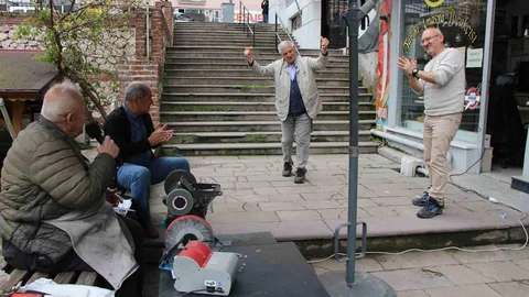 Amasya'da Müzisyen Bıçakçı Eğlendiriyor
