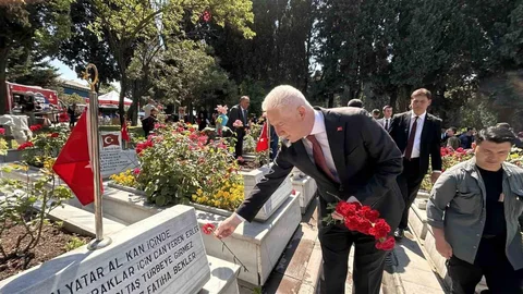 İstanbul Valisi Gül Edirnekapı Şehitliği'ni Ziyaret Etti