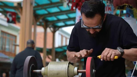 Kırşehir'de Bayram Öncesi Bıçak Bileyicileri Yoğun Çalışıyor