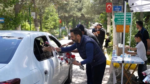 Elazığ'da Vatandaşlara Karanfil Dağıtıldı