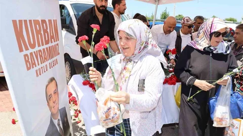 Şehzadeler'de Karanfil Dağıtımı Yapıldı