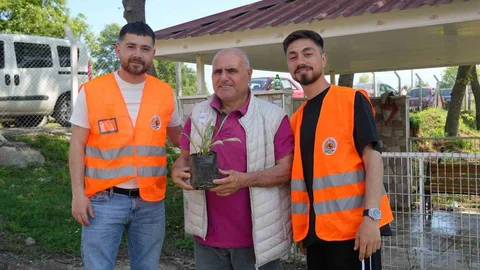 Atakum'da Kabir Ziyaretinde Çiçek Fidesi Dağıtımı